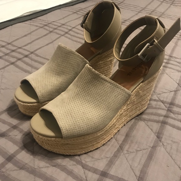 Khaki wedges - size 8.5 - Picture 2 of 3